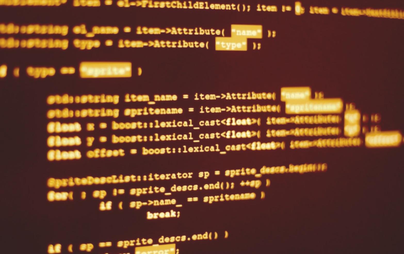 Estudiantes trabajando en desarrollo de juegos móviles en nuestras instalaciones