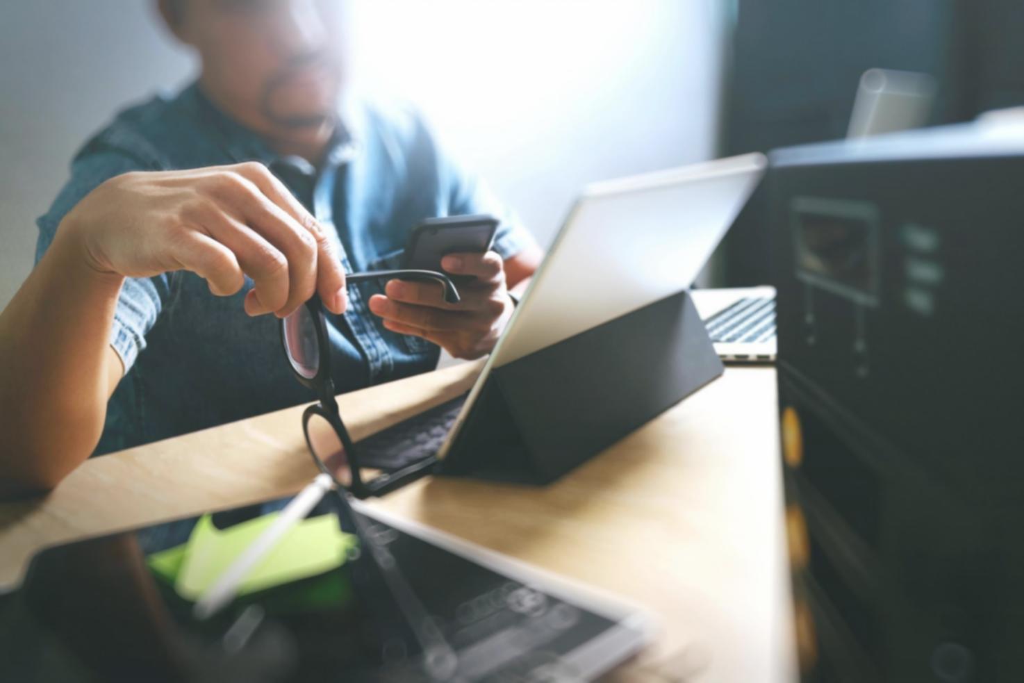 Estudiantes internacionales trabajando en desarrollo de juegos móviles