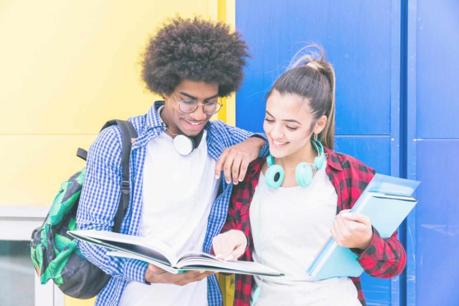 Ambiente colaborativo de programación con estudiantes desarrollando juegos móviles